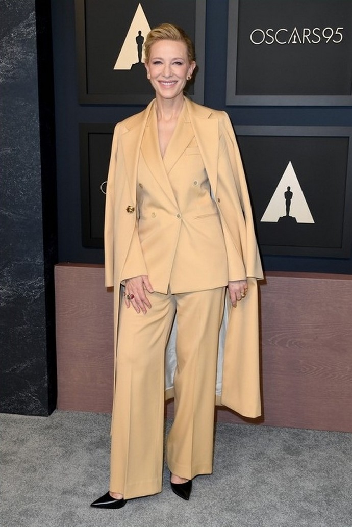 Том Круз изменился до неузнаваемости, а Мишель Уильямс продемонстрировала голые ноги: Кейт Бланшетт, Мишель Йео и другие звёзды на гала-ужине в честь премии «Оскар»
